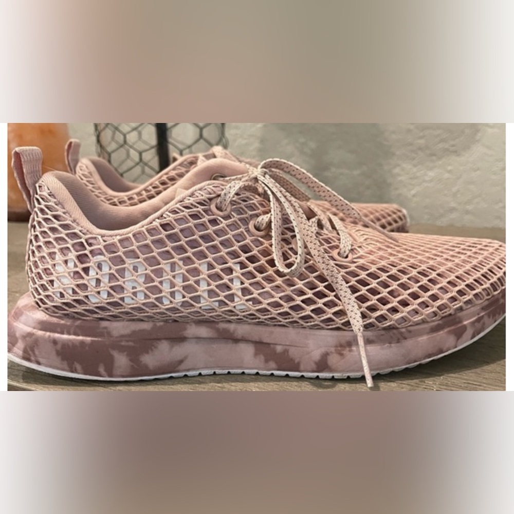 No Bull sneaker , light pink , women’s 7.5 / men’s 6